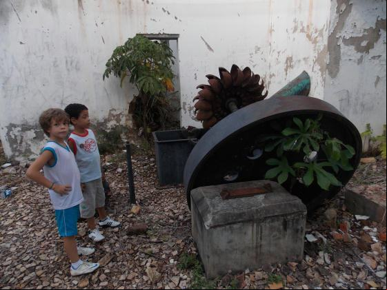 Parque Ecológico da Macaqueira. Crianças visitam as ruínas do que em um ado não muito distante representou o desenvolvimento