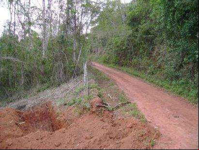 Caixa de captação de enxurradas ao longo de estrada